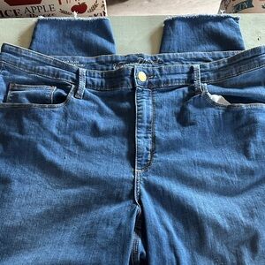 Universal Thread Cropped Blue Jeans